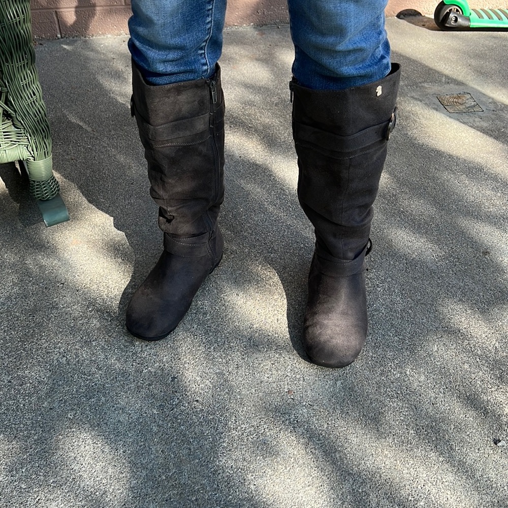 These gray boots are very comfortable and a size 8M
